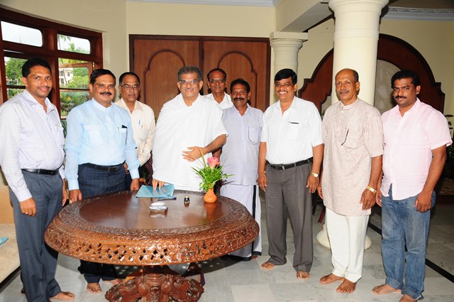 Akhila Bharata Tulu Okkoota members meets Dr Veerendra Heggade at Dharmasthala