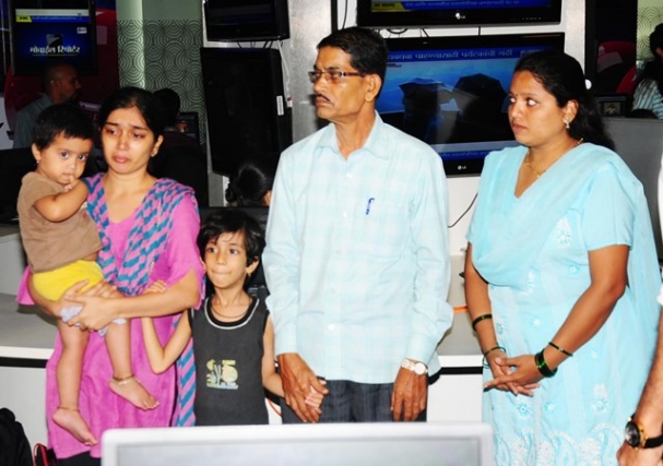 Hrithik, Sudhakar Shetty hails brave-heart fireman Yevlekar - Donates for the family.