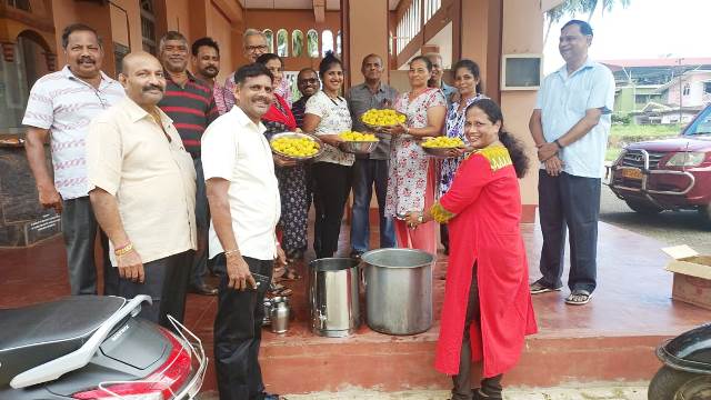Solidarity with Hindu Brethrens- Kemmannu Church distributes sweet and juice for Ganesh idol immersion participants