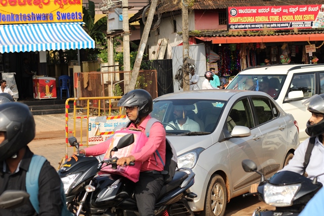 Udupi: Traffic congestion and dangers to pedestrians at Santhekatte Junction.