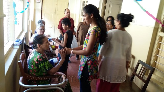 Kallianpur: Milagres B ward members visit home for the aged at Goretti hospital.