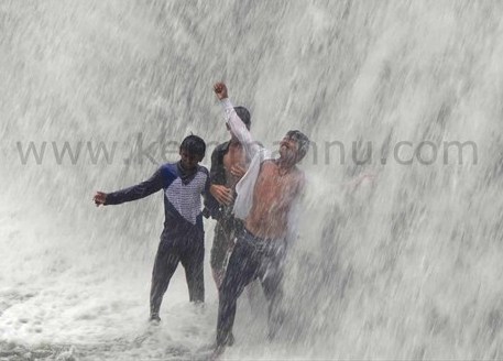Mumbai: People Enjoy At Overflowed Powai Lake
