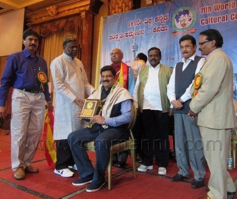Canada: Chilly Willy  Sathish Crowned with Vishwa Manava Award at World Kannada Convention.